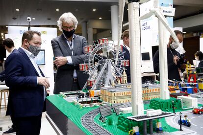 Dos hombres observan una maqueta en la feria Smart City Expo World Congress de 2021.