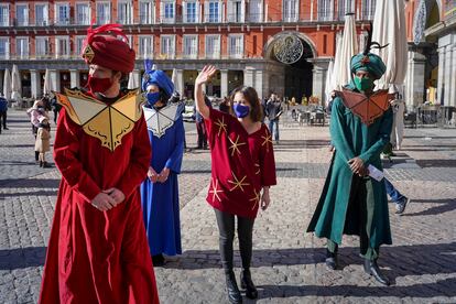 Andrea Levy, en el centro, saluda en la Plaza Mayor en medio de los pajes de los Reyes Magos