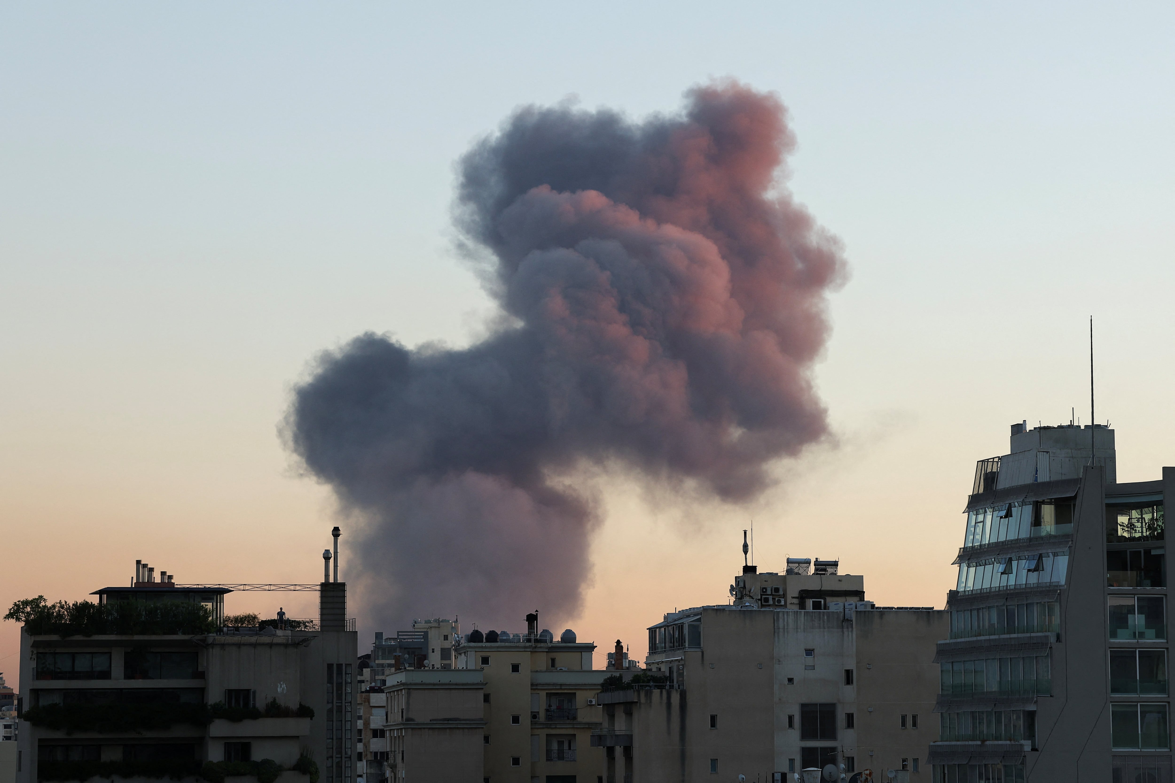 Conflicto en Oriente Próximo, en directo | El ejército israelí ataca la “sede principal” de Hezbolá en Beirut y afirma que estaba situada bajo edificios residenciales