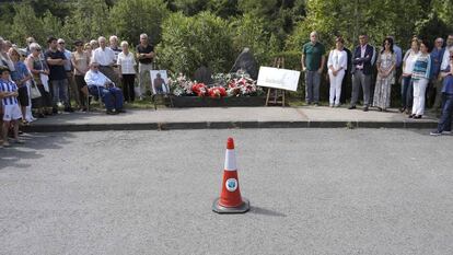 Familiares de Korta y representantes institucionales y políticos en el homenaje