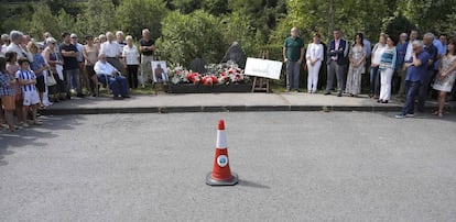 Familiares de Korta y representantes institucionales y políticos en el homenaje