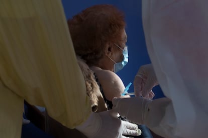 A woman gets the coronavirus vaccine in San Pedro de Pinatar, Murcia.