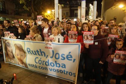 Concentración silenciosa por la desaparición de Ruth y José, ayer, en Córdoba.