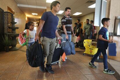 Un grupo de familias llega a las instalaciones de un centro de acogida para recibir atención después de reunirse con sus hijos, en El Paso (Texas).