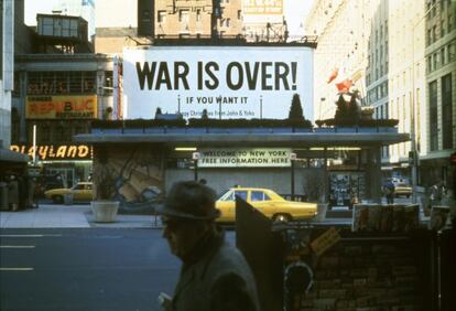 '¡La guerra ha terminado! (War Is Over!)', de Yoko Ono y John Lennon. 1969.
Valla publicitaria instalada en Times Square, Nueva York