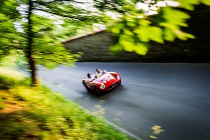 Un modelo clásico de Maserati, el 150S, construido en 1955, durante la competición Mille Miglia, en Brescia (Italia).