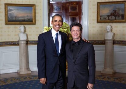 El presidente de EE UU, Barack Obama, con el cantante latino Alejandro Sanz, en la Casa Blanca. Sanz logró de Obama el apoyo para proteger el Ártico, en febrero de 2014.