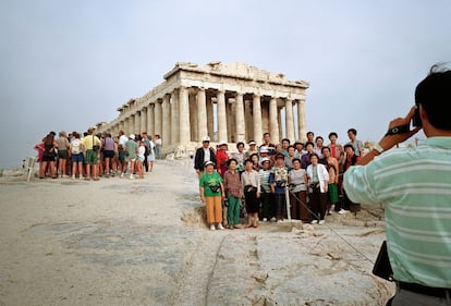 1.138 millones de personas cruzaron en 2014 alguna frontera en sus viajes de placer. El turismo es la industria que mueve el mundo. En la imagen, visitantes coreanos en la Acrópolis de Atenas, Grecia.