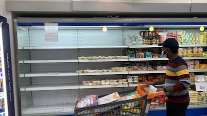 Um cliente passa em frente a um frigorífico do qual foram retirados os produtos franceses em um supermercado do Kuwait, na segunda-feira.