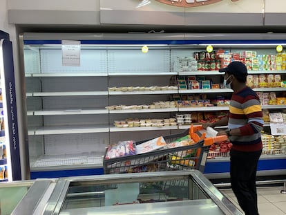 Um cliente passa em frente a um frigorífico do qual foram retirados os produtos franceses em um supermercado do Kuwait, na segunda-feira.