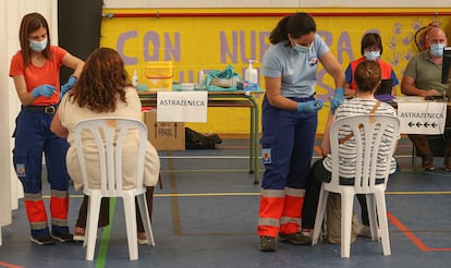 Un profesor se pone la segunda dosis de AstraZeneca en Gines (Sevilla) el 26 de mayo de 2021.