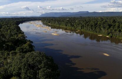 Río Uraricoera, en tierras indígenas, en el corazón de la selva amazónica, en el estado de Roraima, Brasil.