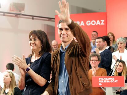 El presidente del Gobierno, Pedro Sánchez, junto a la candidata del PSOE a lehendakari, Idoia Mendia, este domingo.
