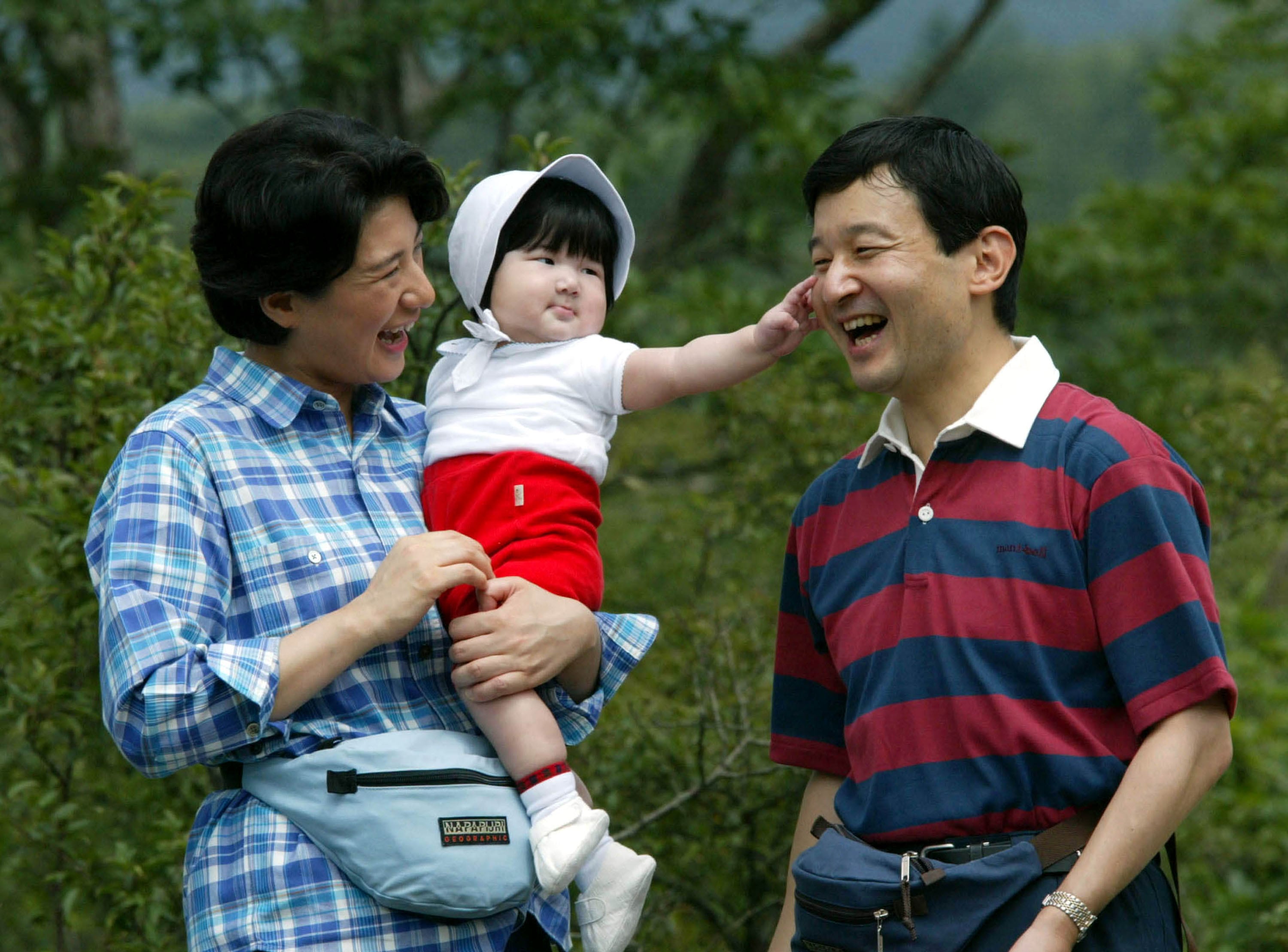 Los entonces príncipes Masako y Naruhito junto con su hija, la princesa Aiko, en una excursión familiar el 16 de agosto de 2002 en la Prefectura de Tochigi, Japón.
