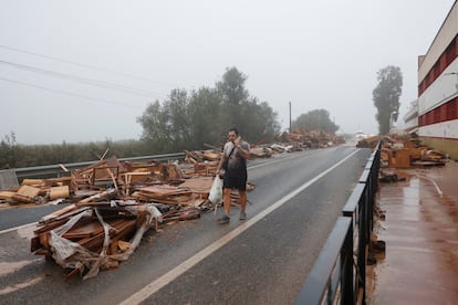 Un hombre camina entre los artículos dañados de una fábrica afectada por las inundaciones en La Alcudia (Valencia), este miércoles.  