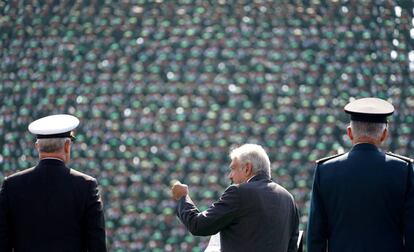 López Obrador habla al Ejército como presidente electo el pasado 25 de noviembre.
