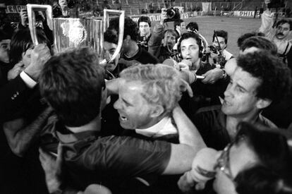 Luis Aragonés se abraza a Roberto tras conquistar con el Barça la Copa de 1988 ante la Real Sociedad