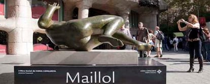 La escultura en bronce 'El Río' de Aristide Maillol se expone en el Paseo de Gràcia de Barcelona, frente al edificio de la Pedrera.