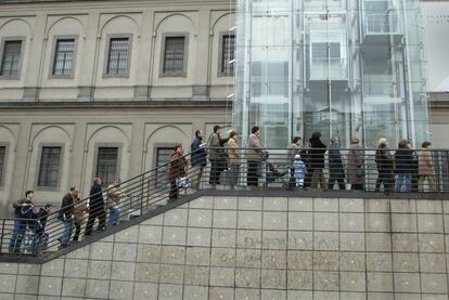 Colas a la entrada del Museo Reina Sofia, en 2004