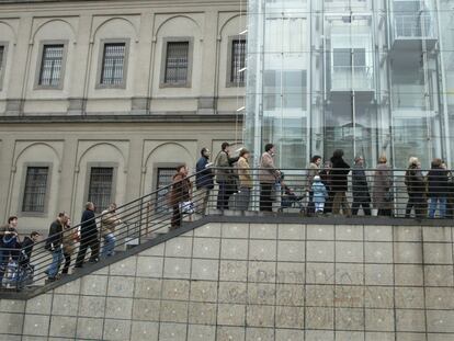 Colas a la entrada del Museo Reina Sofia, en 2004