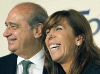 La presidenta del Partido Popular de Cataluña, Alicia Sánchez-Camacho, junto al ministro de Interior, Jorge Fernández Díaz.