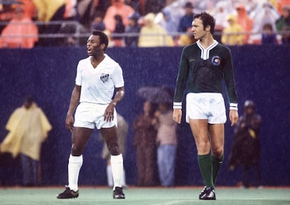 Franz Beckenbauer, junto a Pelé, en un partido entre el New York Cosmos y el Santos, el último del brasileño antes de retirarse. 