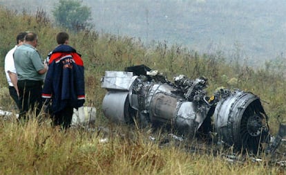 El avión cayó a 45 kilómetros al norte de Donetsk, ciudad en el este de Ucrania, adonde acudieron enseguida socorristas ucranianos, A las 15.37 hora de Moscú (13.37, hora peninsular española) la tripulación envió un mensaje de S.O.S. y dos minutos más tarde el avión desapareció de las pantallas de los radares.