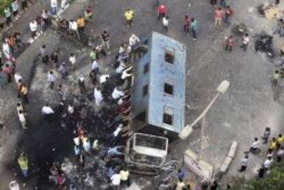 Numerosos simpatizantes del depuesto presidente Mohamed Mursi tratan de volcar un camión, durante unos disturbios en la localidad de Giza, cerca de El Cairo (Egipto).