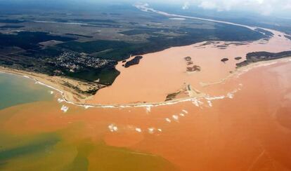 Rompimento da barragem deixou rastro de destruição que se estendeu até o litoral,.