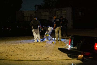 Servicios Periciales de Gobierno del Estado de Baja California en la escena de un crimen en Tijuana, el 18 de agosto.