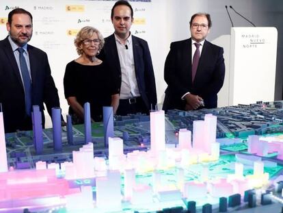 La alcaldesa de Madrid Manuela Carmena y el ministro de Fomento José Luis Ábalos, durante la presentación de la maqueta del proyecto Madrid Nuevo Norte el pasado julio.