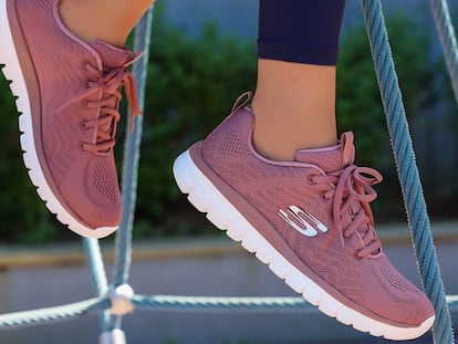 Elegimos las zapatillas de la firma Skechers para mujer más cómodas, versátiles y livianas para el día a día.