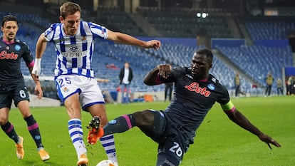 Jon Bautista intenta centrar ante Koulibaly durante el encuentro entre la Real Sociedad y el Nápoles en San Sebastián este jueves.