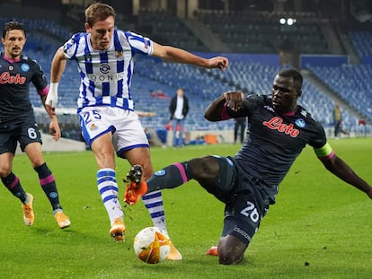 Jon Bautista intenta centrar ante Koulibaly durante el encuentro entre la Real Sociedad y el Nápoles en San Sebastián este jueves.