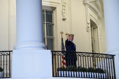 Trump a su regreso a la Casa Blanca desde el centro médico Walter Reed.