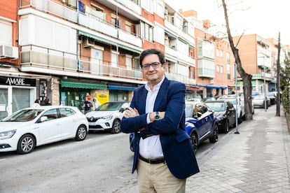 El ministro para la Transformación Digital y secretario general del PSOE de Madrid, el viernes en el barrio de Canillejas.