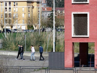 Varios albaneses salen del bloque que okupan en Santander. 