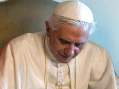 El papa Benedicto XVI firma documentos en su apartamento del Vaticano en su primer día como pontífice.