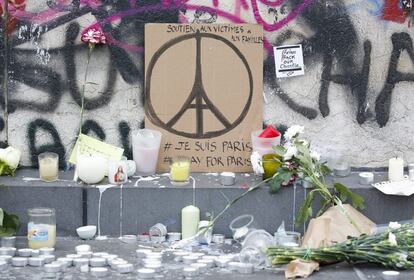 Homenagem às vítimas na Praça da República, em Paris.