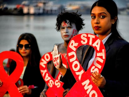 Manifestación por la concienciación sobre el sida, en Calcuta (India), en diciembre de 2022.