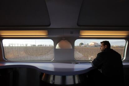 11:19AM - Un viajero contempla desde el TGV una zona de viñedos en las inmediaciones de Narbona