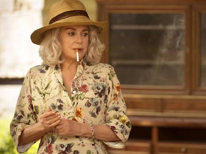 Deneuve, em uma cena de 'A Última Loucura de Claire Darling'.