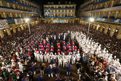  Vista general de la abarrotada plaza de la Constitución, durante la tradicional izada de la bandera de Donostia - San Sebastián, dando inicio a la Tamborrada 2017.