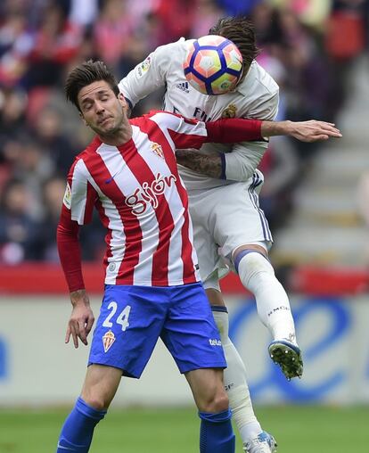 Sergio Ramos (d) golpea el balón con la presencia de Duje Cop.