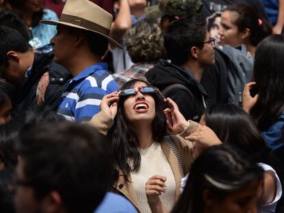Una joven mira el eclipse solar del 21 de agosto de 2017 en Toluca (Estado de México).