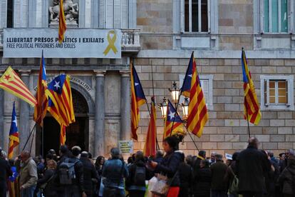Pancarta con un lazo amarillo, en la fachada del Palau de la Generalitat, en Barcelona.