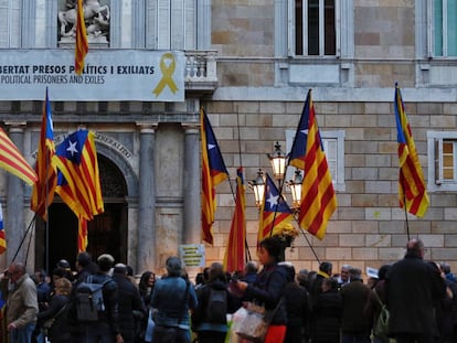 Pancarta con un lazo amarillo, en la fachada del Palau de la Generalitat, en Barcelona.