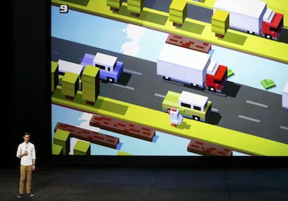 Presentación del juego Crossy Road a través de la Apple TV.