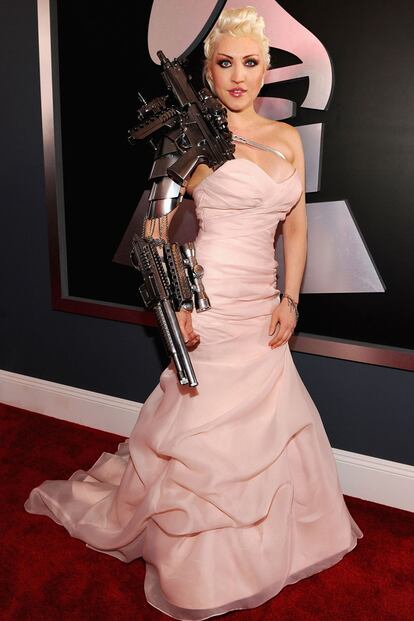 La cantante de origen ruso Sasha Gradiva o Terminatrix, con un vestido que lleva una ametralladora incorporada. Estas cosas solo pueden suceder en los Grammy.