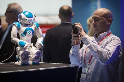 Un visitant juga amb un enginy del Mobile World Congress.